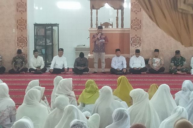 MENGHADIRI ZIKIR AKBAR DI MASJID SITIZUBAIDAH